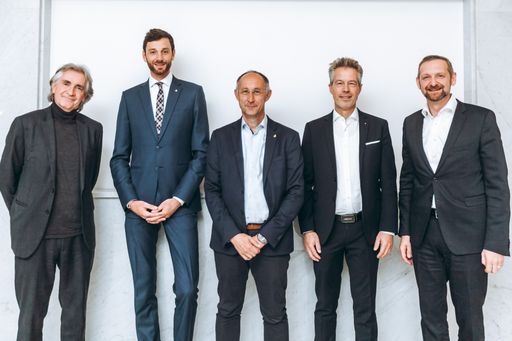 Vorschau Bild von Auf Einladung von Milupa Östereich diskutierten
v.l.n.r.: Prim. Univ. Prof. Dr. Karl Zwiauer, RA Mag. Jakob
Hütthaler-Brandauer, Prof. Dr. Walter Mihatsch, Prof. Dr. Bernd
Stahl, Dr. Christopher Mayr