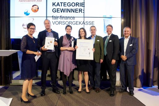  Im Bild von links nach rechts: Mag.a Brigitte Frey,
Kammer der Steuerberater und Wirtschaftsprüfer und Vorsitzende der
Jury; Mag. Rainer Ladentrog, Martina Wienberg, BA, Mag.a DI in
Alexandra Schwaiger, Mag. Markus Zeilinger, alle fair-finance; Mag.
Gerhard Marterbauer, Kammer der Steuerberater und Wirtschaftsprüfer;
Mag. Helmut Kerschbaumer, Institut Österreichischer
Wirtschaftsprüfer