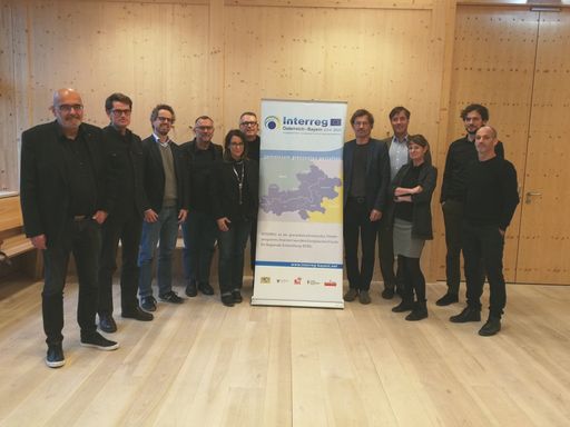 Teilnehmer Kick Off: Die Vertreter der Bayerischen
Architektenkammer (Fabian Blomeyer, 4. von rechts) sowie der
österreichischen Ziviltechnikerkammern (Daniel Fügenschuh, 5. von
rechts und Margit Friedrich, 5. von links)