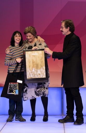 Bettina Glatz-Kremsner, Vorstandsvorsitzende der Österreichischen
Lotterien (Mitte), gratuliert Marlies Vigl aus Vorarlberg zum 1.
Preis beim Simultania Kunstpreis; Initiator Helmuth PLO/schnitznigg
überreicht den Kunstkalender 2020 mit dem Siegerbild beim Monat
Jänner