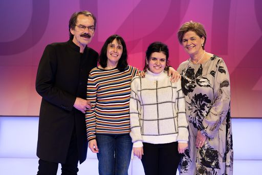Vorschau Bild von Strahlende Gesichter bei der Simultania Kunstpreis-Verleihung im
Studio 44: Gesamtsiegerin Marlies Vigl aus Vorarlberg (2.v.l.),
neben ihr die Gewinnerin des Publikums-Votings, Istabrak Abdilwahid
und Bettina Glatz-Kremsner, ganz links: Helmuth PLO/schnitznigg