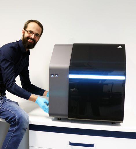 UpNano Mastermind Peter Gruber bei der Auslieferung
des ersten ultraschnellen Nano-3D-Druckers an die Medizinische
Universität Wien