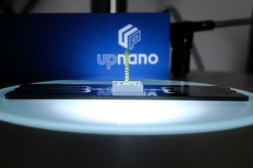 Vorschau Bild von Mit dem 3D-Drucker NanoOne lassen sich kleinste
Objekte, wie etwa diese nur 10 mm hohe Sprungfeder, um bis zu 100
Mal schneller drucken als mit vergleichbaren Geräten.