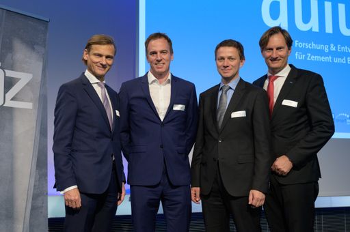 Joseph Kitzweger, Harald Reisinger, Günter Waldl
und Sebastian Spaun (v.l.n.r.) präsentierten im 1. Themenblock der
Veranstaltung Umweltschutzmaßnahmen der österreichischen
Zementindustrie.