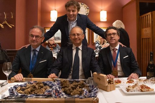 Die Trüffel Delegation - Der Italienische Ministro
Consigliere Marco di Ruzza ehrt die Prämierung mit seiner
Anwesenheit