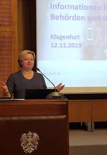 Mag. Margit Kropik, Geschäftsführerin des FMK, auf
der Infoveranstaltung in Klagenfurt