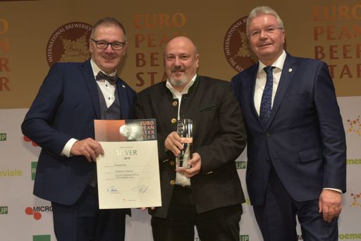 Braumeister Christian Mayer (Mitte) nahm die
Auszeichnungen der Edelweiss-Biere von Georg Rittmayer (l.),
Präsident der Privaten Brauereien Bayern e.V. und Detlef Projahn
(r.), Präsident der Privaten Brauereien Deutschland e. V. entgegen.