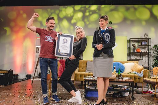 funk-Hosts Sebastian Meinberg und Ariane Alter mit
Rekordwächterin Lena Kuhlmann. Weiterer Text über ots und
www.presseportal.de/nr/121916 / Die Verwendung dieses Bildes ist für
redaktionelle Zwecke honorarfrei. Veröffentlichung bitte unter
Quellenangabe: "obs/funk von ARD und ZDF/Fabian Stoffers/BR"