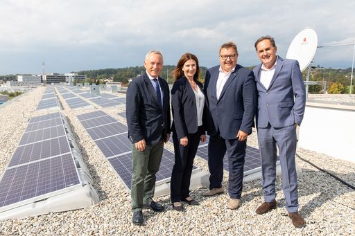 Foto (honorarfrei): Sonnen-Strom vom
Gemeinschafts-Dach direkt in die Wohnung. v.l.n.r:
E-Vorstandssprecher Christian Purrer, GWS-Geschäftsführerin Martina
Haas, Vorstandsdirektor Martin Graf, GWS-Geschäftsführer Johannes
Geiger