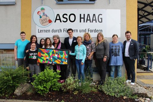  Johannes Behr-Kutsam und Christof Aspöck mit den KünstlerInnen
und Lehrenden der ASO Haag