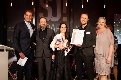 v.l.n.r. Kai Böcking (Moderator), Heinrich Böhm
(einer der Juroren), Kristin Oberweger (General Manager PhilsPlace),
Klement Petzner-Gumbo (Resident Manager PhilsPlace), Anett Gregorius
(Eigentümerin Apartmentservice und Organisatorin)
