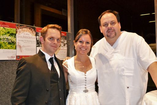 Veranstalter Gerhard Angerer mit dem Brautpaar Gertraud und
Daniel