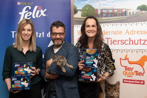 Vorschau Bild von Spendenübergabe im TierQuarTier Wien mit Senior
Brand Managerin Purina Katharina Steiner, Betriebsleiter
TierQuarTier Wien Thomas Benda und Maggie Entenfellner