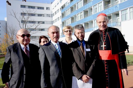 Gustav Peichl, Alt-Vizebürgermeister Sepp Rieder, HB
Institutsdirektor Christoph Gisinger und Erzbischof Kardinal
Schönborn bei der Eröffnung des neuen Haus der Barmherzigkeit in der
Tokiostraße (November 2006)