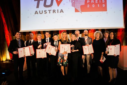 TÜV AUSTRIA Wissenschaftspreis zum achten Mal
vergeben: Von insgesamt 82 Einreichungen schafften es drei Projekte
pro Kategorie für die Nominierung, die Preisträger_innen Katharina
Ceesay-Seitz, TU Wien (UNI/FH), Michael Hicker und Patrick Kraus,
HTL Wels, (HTL) und Silvia Kaupa Götzl, Christian Studnicka und
Ewald Koller, ÖBB Postbus GmbH, mit "Smart Glasses" (UNTERNEHMEN).
Einreichungen für den TÜV AUSTRIA Wissenschaftspreis 2020 unter
www.tuvaustria.com/wissenschaftspreis.