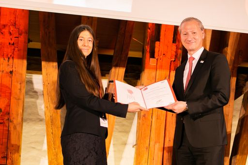 Vorschau Bild von TÜV AUSTRIA CEO Dr. Stefan Haas überreicht DI
Katharina Ceesay-Seitz, TU Wien, den TÜV AUSTRIA Wissenschaftspreis
2019 in der Kategorie UNI / FH für ihre Diplomarbeit Definition und
Demonstration einer SIL 2 konformen Verifikationsmethodik für ein
sicherheitskritisches System-on-Chip inklusive Field Programmable
Gate Array (FPGA). Einreichungen für 2020 unter
www.tuvaustria.com/wissenschaftspreis