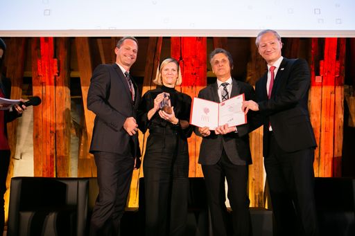 Vorschau Bild von Die ÖBB Postbus Gmbh wurde für ihr Projekt "Smart
Glasses" mit dem TÜV AUSTRIA Wissenschaftspreis in der Kategorie
"Unternehmenspraxis" ausgezeichnet, v.l.n.r. DI (FH) Thomas Greiner,
MSc, TÜV AUSTRIA Wissenschaftspreisträger 2016, Mag. Silvia Kaupa
Götzl LL.M. und Ewald Koller, ÖBB Postbus GmbH, Dr. Stefan Haas, CEO
TÜV AUSTRIA Group. www.tuvaustria.com/wissenschaftspreis