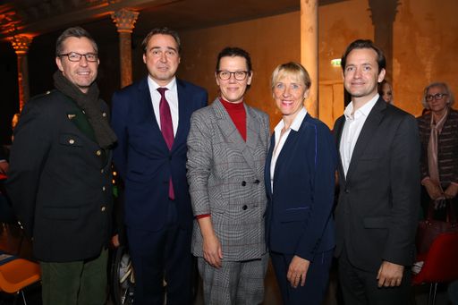 https://www.apa-fotoservice.at/galerie/20655 Im Bild v.l.n.r.:
Elmar Pichl (BMBWF), Hanspeter Huber (BMBWF), Iris Rauskala
(Bundesministerin für Bildung, Wissenschaft und Forschung), Barbara
Weitgruber (BMBWF), Jakob Calice (OeAD)