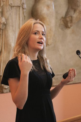 Im Rahmen ihrer Masterarbeit untersuchte sie
generationsübergreifend Rahmenbedingungen für weibliche
Unternehmensgründungen.