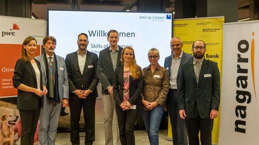 Experten aus HR, CSR, IT diskutieren gemeinsam mit
Specialisterne, welche Kompetenzen es für Erfolge der digitalen
Transformation braucht. von Links nach Rechts: Christina Reiter,
Head of Recruiting & Employer Branding, Raiffeisen Bank
International AG, Kuno Gruber, Mitglied der Geschäftsführung,
Specialisterne Austria, Thomas Steinbauer, Corporate Social
Responsibility Leader, PwC Österreich, Tina Grohmann, Supervisor
Qualitätsabteilung Site Engineering, Takeda, Andrea Klimova, QSE
Administrator, Takeda, Hannes Färberböck, Managing Director, Nagarro
GmbH, Johannes Klietmann, Querdenker, Specialisterne Austria