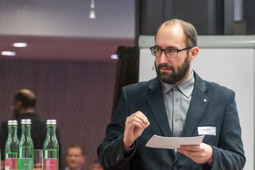 Vorschau Bild von Querdenker Johannes Klietmann meint, dass die
Zukunft dann gelingen würde, wenn wir die richtigen Fragen stellen.