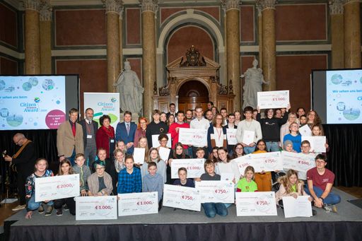 https://www.apa-fotoservice.at/galerie/21292 Die Gewinnerinnen
und Gewinner der Citizen Science Awards 2019 mit Stefan Duscher
(BMBWF) und Petra Siegele (OeAD).
