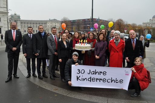 Bundesregierung bei Kinderrechte-Aktion von
Bundesjugendvertretung und Netzwerk Kinderrechte.