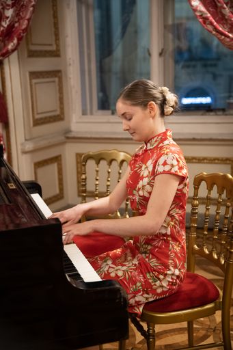 Vorschau Bild von Alma Deutscher spielt den von ihr komponierten "Elmayer-Walzer"