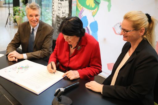 BILD zu OTS – Eva Nowotny, Rüdiger Salat, Lydia Grünzweig bei der
Unterzeichnung der Europe Reads Petition beim Großen Vorlesetag 2019
im Erste Campus