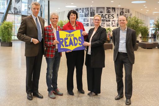 Vorschau Bild von Rüdiger Salat, Thomas Brezina, Eva Nowotny, Lydia
Grünzweig und Philip List bei der Unterzeichnung der Europe Reads
Petition beim Großen Vorlesetag 2019 im Erste Campus