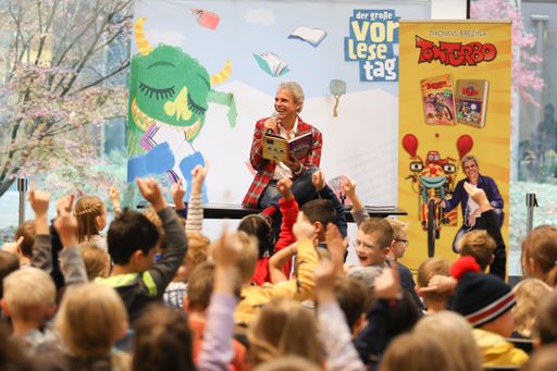 Vorschau Bild von Thomas Brezina liest beim Großen Vorlesetag im
Erste Campus mit insgesamt 250 Kindern