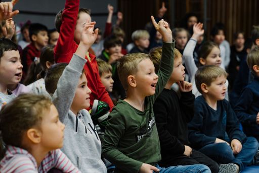 Vorschau Bild von Kinder der VS Laar Berg Straße beim Großen
Vorlesetag 2019 bei der Lesung mit Manuel Ortlechner