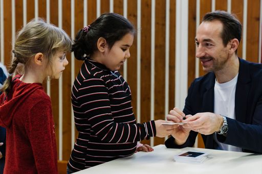 Vorschau Bild von Manuel Ortlechner verteilt Teilnahmeurkunden an die
Kinder der VS Laar Berg Straße