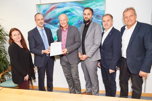 Klimasektionschef Jürgen Schneider (2. v. l.) nahm
den Neun-Punkte-Katalog der Verbände Austria Solar, Erneuerbare
Energie Österreich, Österreichische Vereinigung des Sanitär- und
Heizungsgroßhandels, Pro Pellets, VIZ, Wärmepumpe Austria und dem
Zukunftsforum SHL begrüßend entgegen. Fotograf: Leo Hagen