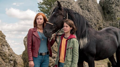 Vorschau Bild von OSTWIND - DER GROSSE ORKAN / ©2019 Constantin Film Verleih
GmbH/Sam Film GmbH/Bernd Spauke / Regie: Lea Schmidbauer / Mika
(Hanna Binke) und Ari (Luna Paiano) mit Ostwind / Erste Bilder und
Teasertrailer online. Weiterer Text über ots und
www.presseportal.de/nr/12946 / Die Verwendung dieses Bildes ist für
redaktionelle Zwecke honorarfrei. Veröffentlichung bitte unter
Quellenangabe: "obs/Constantin Film/Bernd Spauke"