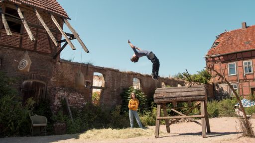 Vorschau Bild von OSTWIND - DER GROSSE ORKAN: / ©2019 Constantin Film Verleih GmbH/
Sam Film GmbH/ Bernd Spauke / Regie: Lea Schmidbauer / Matteo Miska
als "Carlo", Luna Paiano als "Ari" / Erste Bilder und Teasertrailer
online. Weiterer Text über ots und www.presseportal.de/nr/12946 /
Die Verwendung dieses Bildes ist für redaktionelle Zwecke
honorarfrei. Veröffentlichung bitte unter Quellenangabe:
"obs/Constantin Film/Bernd Spauke"