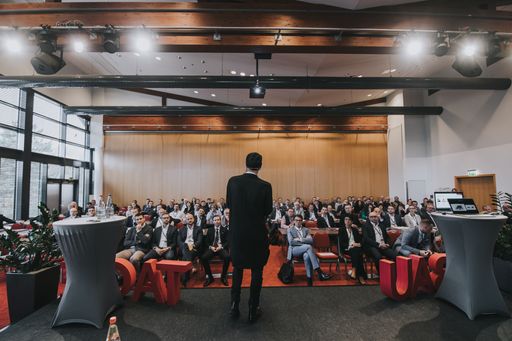 Vorschau Bild von Bautage 2019 Keynote Markus Petzl ©
jollyschwarzphotography Keynote-Speaker Markus Petzl, Gründer der
Strategieberatung „disruptive – beyond your strategy“, sorgte für
einen fulminanten Start des Fachkongresses