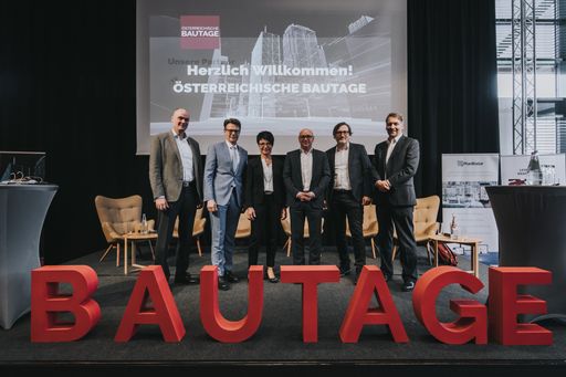 Vorschau Bild von Bautage 2019 Podiumsdiskussion Digitalisierung ©
jollyschwarzphotography (v.li.) Hochkarätiges Podium bei der
Diskussion um die Umsetzung von Digitalisierungsstrategien: Otto
Handle (Geschäftsführer Inndata Datentechnik), Peter Krammer
(Vorstandsmitglied Strabag SE), Monika Ehlers (Bereichsleitung
Digitale Unternehmensentwicklung bei Swietelsky), Clemens Neubauer
(Abteilungsleiter BIM Excellence bei der Porr AG), Bernhard Sommer
(Vizepräsident der Kammer der ZiviltechnikerInnen Wien, NÖ, Bgld)
mit Moderator Andreas Hladky (point of origin)