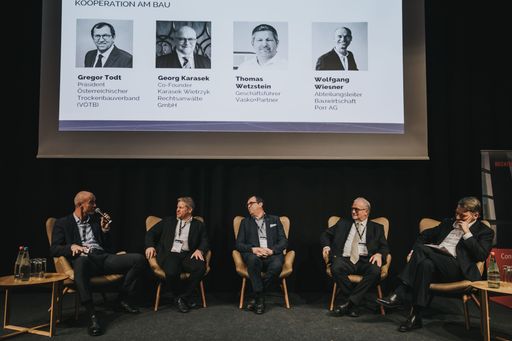 Vorschau Bild von Bautage 2019 Podiumsdiskussion Kooperation ©
jollyschwarzphotography (v.li.) Traten für mehr Kooperation entlang
der Wertschöpfungskette BAU ein: Wolfgang Wiesner (Porr AG), Thomas
Wetzstein (Geschäftsführer Vasko+Partner), Gregor Todt, Präsident
des Österreichischen Trockenbauverbands, Baurechtsexperte Georg
Karasek und Moderator Andreas Hladky (point of origin).