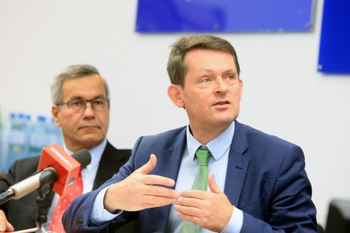 https://www.apa-fotoservice.at/galerie/21575 Im Bid v.l.n.r.:
Hatto Käfer, Wirtschaftspolitischer Berater Binnenmarkt Marc
Fähndrich, Leiter Wirtschaftspolitik und Berater für das Europäische
Semester