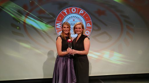 Mag. Christina Brandstätter (Label & Gründerin) mit
Mag. Valerie Odelga (Herstellerin ZIRBELLE) freuen sich über den
Award für "Top of Webshop".