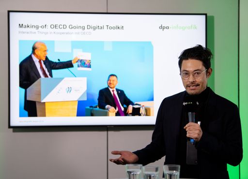 Der erste Platz in der Kategorie »Unternehmen, Organisationen und
Institutionen« beim dpa-infografik award 2019 geht an Interactive
Things in Kooperation mit der OECD. Im Bild: Christoph Schmid von
Interactive Things. Rund 100 Infografiker, Redakteure und
Kommunikationsfachleute waren bei der Auszeichnung der Sieger im
Berliner Newsroom der dpa dabei. Weiterer Text über ots und
www.presseportal.de/nr/8218. Die Verwendung dieses Bildes ist für
redaktionelle Zwecke honorarfrei. Veröffentlichung bitte unter
Quellenangabe: "obs/dpa Deutsche Presse-Agentur GmbH/Monika
Skolimowska/dpa"