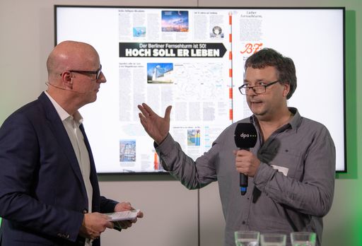 Vorschau Bild von Lobende Erwähnung für die B.Z. und Bild.de für die Infografik
»Der Berliner Fernsehturm ist 50! Hoch soll er leben«. Im Bild: Jens
Petersen (Leiter Konzernkommunikation bei dpa, li.) und Marcus Hütte
(Infografiker, Axel Springer SE, re). Rund 100 Infografiker,
Redakteure und Kommunikationsfachleute waren bei der Auszeichnung
der Sieger im Berliner Newsroom der dpa dabei. Weiterer Text über
ots und www.presseportal.de/nr/8218. Die Verwendung dieses Bildes
ist für redaktionelle Zwecke honorarfrei. Veröffentlichung bitte
unter Quellenangabe: "obs/dpa Deutsche Presse-Agentur GmbH/Monika
Skolimowska/dpa"