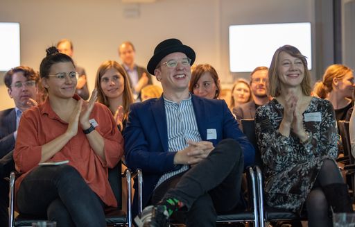 Vorschau Bild von Drei Juroren des dpa-infografik award 2019: Antonia Aravena (Welt
am Sonntag), Mario Stauber (freier Datenjournalist), Wibke Weber
(Professorin für Medienlinguistik ZHAW) (v.l.n.r). Rund 100
Infografiker, Redakteure und Kommunikationsfachleute waren bei der
Auszeichnung der Sieger im Berliner Newsroom der dpa dabei. Die Jury
hat knapp 190 Einreichungen gesichtet. Weiterer Text über ots und
www.presseportal.de/nr/8218. Die Verwendung dieses Bildes ist für
redaktionelle Zwecke honorarfrei. Veröffentlichung bitte unter
Quellenangabe: "obs/dpa Deutsche Presse-Agentur GmbH/Monika
Skolimowska/dpa"