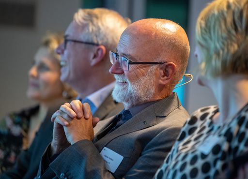 Vorschau Bild von Dr. Raimar Heber (r.), Initiator des dpa-infografik award, und
Frank Rumpf (l.), Geschäftsführer der dpa-infografik GmbH. Rund 100
Infografiker, Redakteure und Kommunikationsfachleute waren bei der
Auszeichnung der Sieger im Berliner Newsroom der dpa dabei. Weiterer
Text über ots und www.presseportal.de/nr/8218. Die Verwendung dieses
Bildes ist für redaktionelle Zwecke honorarfrei. Veröffentlichung
bitte unter Quellenangabe: "obs/dpa Deutsche Presse-Agentur
GmbH/Monika Skolimowska/dpa"