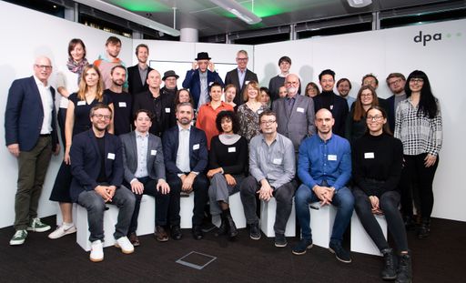 Vorschau Bild von Alle Sieger und Juroren des dpa-infografik award 2019. Rund 100
Infografiker, Redakteure und Kommunikationsfachleute waren bei der
Auszeichnung der Sieger im Berliner Newsroom der dpa dabei. Weiterer
Text über ots und www.presseportal.de/nr/8218. Die Verwendung dieses
Bildes ist für redaktionelle Zwecke honorarfrei. Veröffentlichung
bitte unter Quellenangabe: "obs/dpa Deutsche Presse-Agentur
GmbH/Monika Skolimowska/dpa"