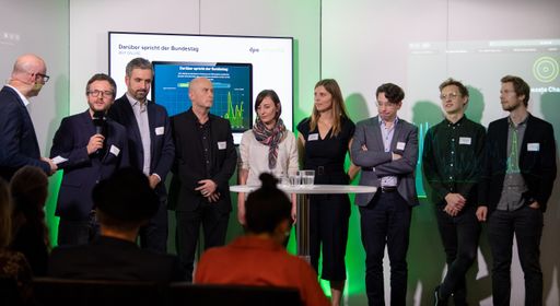 Vorschau Bild von Erster Platz in der Kategorie »Nachrichtliche Infografik« für
ZEIT ONLINE (»Darüber spricht der Bundestag«) beim infografik award
2019. Stellvertretend für das gesamte Team nahm Julius Tröger (Head
of Visual Journalism, 2.v.l.) den Preis entgegen. Rund 100
Infografiker, Redakteure und Kommunikationsfachleute waren bei der
Auszeichnung der Sieger im Berliner Newsroom der dpa dabei. Weiterer
Text über ots und www.presseportal.de/nr/8218. Die Verwendung dieses
Bildes ist für redaktionelle Zwecke honorarfrei. Veröffentlichung
bitte unter Quellenangabe: "obs/dpa Deutsche Presse-Agentur
GmbH/Monika Skolimowska/dpa"