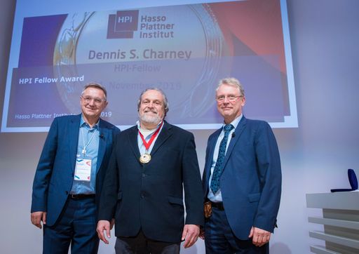 Prof. Dennis S. Charney wird zum HPI-Fellow ernannt. Foto: HPI/K.
Heschelmann / Weiterer Text über ots und
www.presseportal.de/nr/22537 / Die Verwendung dieses Bildes ist für
redaktionelle Zwecke honorarfrei. Veröffentlichung bitte unter
Quellenangabe: "obs/HPI
Hasso-Plattner-Institut/www.kayherschelmann.de"