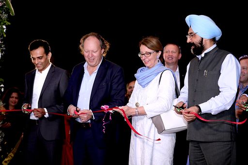 Vorschau Bild von v.l.n.r. Pranav Parikh, Director, Constantia
Parikh, Alexander Baumgartner, CEO Constantia Flexibles Brigitte
Öppinger-Walchshofer, österreichische Botschafterin Indien; RS
Sodhi, Managing Director Amul industries