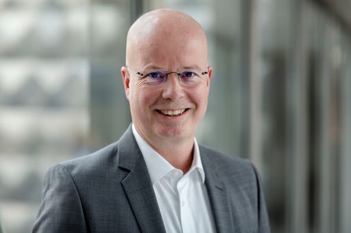 Andreas Ostermann von Roth wird COO bei Blanco / Geschäftsführung
wieder komplett / Andreas Ostermann von Roth übernimmt zum 1. Januar
2020 die neue Position des Chief Operating Officer (COO) und
komplettiert die Geschäftsführung der Blanco-Gruppe. Der 55-jährige
Diplom-Ingenieur verantwortet sämtliche Supply Chain Aktivitäten und
zeichnet damit für die Ressorts globale Beschaffung, Produktion und
Logistik verantwortlich. Darüber hinaus leitet er den Bereich
Material Research & Development. Foto: Blanco/Martin Wagenhan / Foto
ausschließlich zur redaktionellen Nutzung und bitte mit Nennung der
Quelle und des Urhebers. Weiterer Text über ots und
www.presseportal.de/nr/17725 / Die Verwendung dieses Bildes ist für
redaktionelle Zwecke honorarfrei. Veröffentlichung bitte unter
Quellenangabe: "obs/Blanco GmbH + Co KG/Martin Wagenhan"